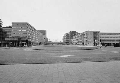 849282 Gezicht op het Willemsviaduct te Utrecht, met links de Catharijnesingel (hoek Moreelsepark) en rechts de ...